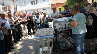 Yeşiltepe Mahallesi'nde Geleneksel Aşure İkramı Bu Yıl da Sürdü