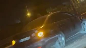 Alt geçitte korkutan anlar: Otomobil bariyerleri biçti
