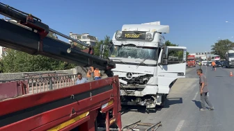 Eskişehir’de Kontrolden Çıkan Tır Bariyerleri Biçti