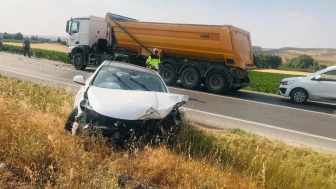 Viraj kazaya davetiye çıkardı: 3 araç birbirine girdi