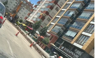 Eskişehir’de şehir içi ulaşımın önemli noktalarından biri olan Atatürk Bulvarı, Vali Ali Fuat Güven Bulvarı ve Dr. Sadık Ahmet Bulvarı’nın kesişim noktasında kavşak düzenleme çalışmaları başladı.