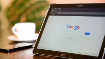 Google’dan Keşfet Sekmesinde Yapay Zekâ Destekli Haber Özetleri Geliyor