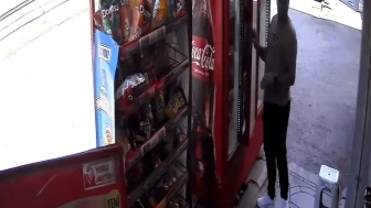 Marketten içeceği arka cebine koyup çıktı: O anlar kamerada