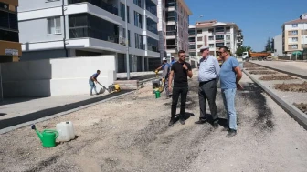 Kazım Kurt, Emek Mahallesi'nde yürütülen yol düzenleme çalışmalarını yerinde inceledi