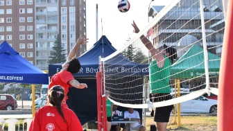 Tepebaşı’nda Plaj Voleybolu Coşkusu, Milli Zaferle Taçlandı