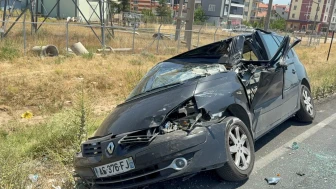 Afyonkarahisar’da Tıra Arkadan Çarpan Yabancı Plakalı Otomobilin Sürücüsü Yaralandı