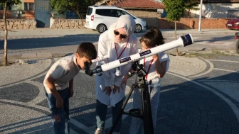 Gökyüzüne meraklı yüzlerce kişi Mahmudiye’de bir araya geldi