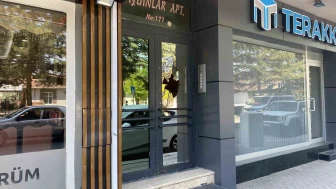 Apartman kapısına taş fırlatıldı, sakinler şikayetçi oldu!