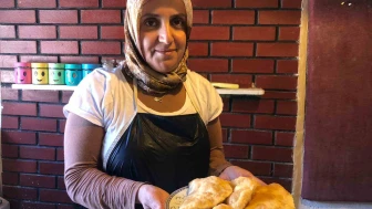 Eskişehir'in vazgeçilmezi çi börek, yerli ve yabancı turistlerin ilgisini çekiyor