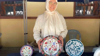 Zeynep Bargı'nın Sabırla İşlediği Çini Sanatı, 950 Derecede Hayat Buluyor