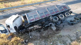 Afyon’da Tır Bariyerlere Çarptı: Kupa Parçalandı, Sürücü Yaralı