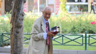 Teybiyle sokaklarda dans eden Ali Ilgın, şehre neşe katıyor