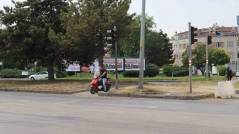 Kask takmadan yaya geçidinden geçen motosikletli kuralları hiçe saydı