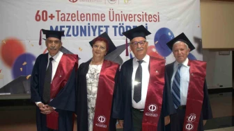 Anadolu Üniversitesi’nde 60+ Mezuniyet Coşkusu