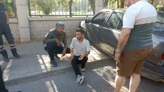 Eskişehir’de Otomobil Duvara Çarptı: 1 Kişi Yaralandı