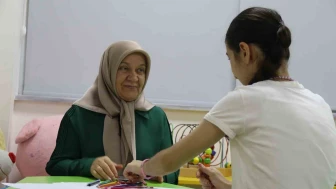 Koruyucu aile Ayşe'yi, özel gereksinimlerine rağmen asla geri vermeyi düşünmüyorlar