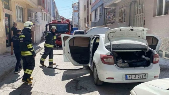 Park halindeki otomobilde yangın çıktı