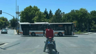 Eskişehir’de Motosiklet Sürücüsünün Kuralsızlığı ‘Bu Kadar Da Olmaz’ Dedirtti
