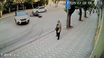 Atatürk Caddesi'nde U dönüşü kazası motosikletliyi yere düşürdü, sürücü yoluna devam etti