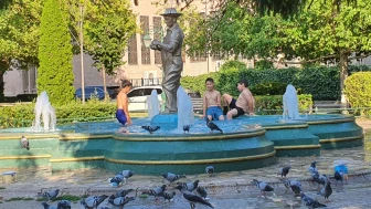 Çocuklar serinlemek için süs havuzuna girdi, endişeye sebep oldu