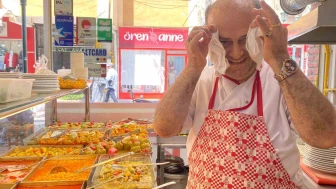 Sıcaktan bunalan aşçı çareyi havluda buldu
