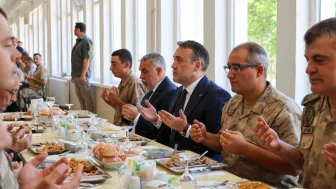 Vali Sözer, Mehmetçiklerle Birlikte Sofrada Buluştu!