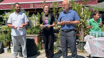 Vefat eden oğlunun anısına Kur'an kursu öğrencilerine ikramda bulundu