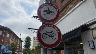 Bu Sokakta Trafik Levhalarının Hiçbir Önemi Yok