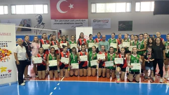ANALİG Voleybol’da Kız Takımı Türkiye Finallerine Yükseldi