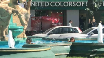 Eskişehir’de Süs Havuzunda Serinleyen Çocuklardan Renkli Görüntüler