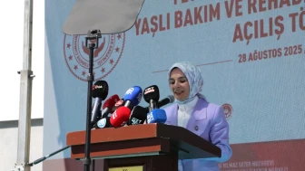 Eskişehir’de hayırsever iş insanı Fethi Yılmaz Sezer’in katkılarıyla yapılan Fethi Yılmaz Sezer Huzurevi düzenlenen törenle açıldı. Açılışta konuşan Aile ve Sosyal Hizmetler Bakanı Mahinur Özdemir Göktaş, huzurevinin 203 kişilik kapasitesiyle şehre önemli bir sosyal hizmet yatırımı kazandırdığını ifade etti.  Bakan Göktaş, “Bu kuruluşu şehrimize kazandıran hayırseverimiz Fethi Yılmaz Sezer’e teşekkür ediyorum. Bu vesileyle kıymetli büyüklerimize sevgi dolu bir yaşam alanı sunacak bu merkezin hayırlı olmasını diliyorum” dedi.  “Sosyal devlet, bir medeniyet çağrısıdır”  Konuşmasında sosyal devlet anlayışına vurgu yapan Göktaş, “Bizim medeniyetimiz insanı yalnız bırakmayan, ihtiyacı olana el uzatan bir anlayış üzerine kuruludur. Sosyal devlet, ‘İnsanı yaşat ki toplum yaşasın’ diyen bir hikmetin bugünkü karşılığıdır. Ve bu yüzden sosyal devlet sadece bir yönetim biçimi değil, aynı zamanda bir medeniyet çağrısıdır” ifadelerini kullandı.  Yaşlılara yönelik hizmetler  Bakan Göktaş, yaşlılara sunulan hizmetlere ilişkin de bilgi verdi. Ulusal Vefa Programı ile 81 ilde yaşlılara kendi evlerinde destek verildiğini, Eskişehir’de 57 personel ile 1.080 kişiye hizmet sunulduğunu aktaran Göktaş, Evde Bakım Yardımı kapsamında da sadece Eskişehir’de bu ay 3 bin 704 kişinin faydalandığını söyledi.  Türkiye genelinde 464 kamu ve özel huzurevinde 29 bin 615 yaşlının yatılı bakım ve rehabilitasyon hizmetinden yararlandığını kaydeden Göktaş, “İhtiyaç sahibi yaşlılarımızın tamamı bu hizmetten ücretsiz yararlanıyor. Eskişehir’de ise 10 huzurevimizde 595 yaşlımıza sıcak bir yuva sunuyoruz. Yeni açtığımız bu huzureviyle yatak kapasitemizi artırıyoruz” diye konuştu.  “Tepebaşı’na da huzurevi yapılacak”  Yeni açılan merkezin yaşlılara sağlık, rehabilitasyon, kültürel etkinlikler ve sosyal yaşam imkânı sunacağını vurgulayan Bakan Göktaş, Tepebaşı ilçesine de yeni bir huzurevi kazandırmak için çalışmaların sürdüğünü açıkladı.  Konuşmasının sonunda 2025’in “Aile Yılı” olduğunu hatırlatan Göktaş, “Yaşlılarımız aileyi ve toplumu güçlü kılan en temel unsurdur. Bu hizmetler büyüklerimize verdiğimiz değerin bir göstergesidir. Yarınlara bırakacağımız anlamlı bir mirastır” dedi.