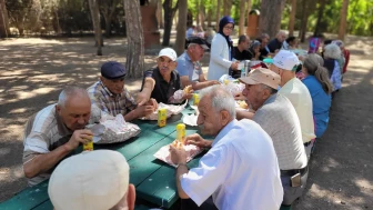 Odunpazarı’nda Kıdemli Vatandaşlara Kaplıca ve Piknik Keyfi