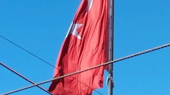Türk bayrağının yıpranmış haline vatandaş çözüm bekliyor