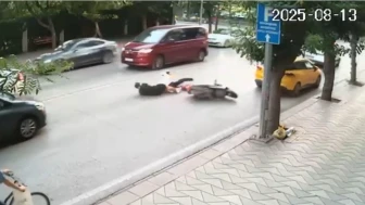 Eskişehir’de Motosiklet Kazası Güvenlik Kamerasına Yansıdı