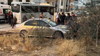 Bilecik’te Otomobil ile Minibüs Çarpıştı: Kaldırımdaki Yaya Yaralandı