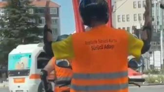 Motosiklet sürücüsünün müzik eşliğinde dans ettiği renkli anlar