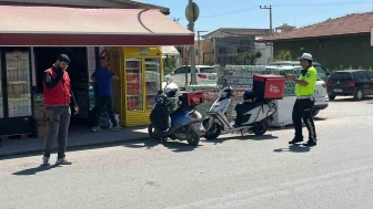Motosikletli Kurye İle Otomobil Çarpıştı: Maddi Hasar Oluştu