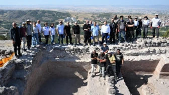 Anadolu Üniversitesi Rektörü Karacahisar Kalesi Kazı Alanını Ziyaret Etti