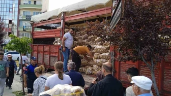 Hayırsever, Sandıklı'da 20 ton patatesi ihtiyaç sahiplerine ücretsiz dağıttı