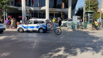 Polisin gözü önünde bisikletle tek teker kaldırdı