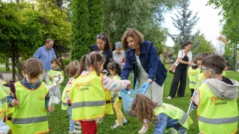 Başkan Ayşe Ünlüce, Dünya Temizlik Günü’nde Çocuklarla Birlikte Çöp Topladı