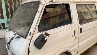 Eskişehir’de Sokakta Terk Edilen Panelvan Araç Tepki Çekiyor