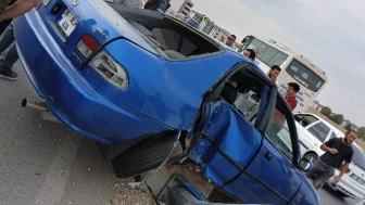 Yeni açılan yolda ilk kaza! Aracın refüje saplanması paniğe neden oldu…