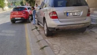 Orhangazi Mahallesi’nde kaldırım işgali: Yayalar yoldan yürümek zorunda kalıyor