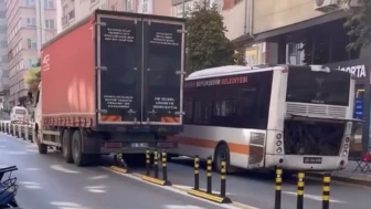 Otobüs Arıza Yaptı, Kamyon Dubaları Çiğneyerek Yoluna Devam Etti
