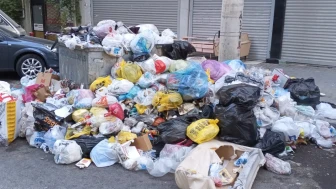 İzmir'in mahallerinde çöp dağları yükseliyor.