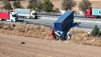 Eskişehir’de Tır Kazası Sonrası Sürücüye Kurabiyeli Destek