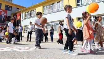 Eskişehir'de 8 Eylül okullar saat kaçta açılacak? Yarın Eskişehir'de dersler 10.00'da mı başlayacak?