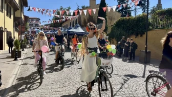 Süslü kadınlar Eskişehir’de pedalladı