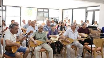 Emek Kafe’de Bağlama Konseri Kıdemli Vatandaşlara Müzik Ziyafeti Sundu